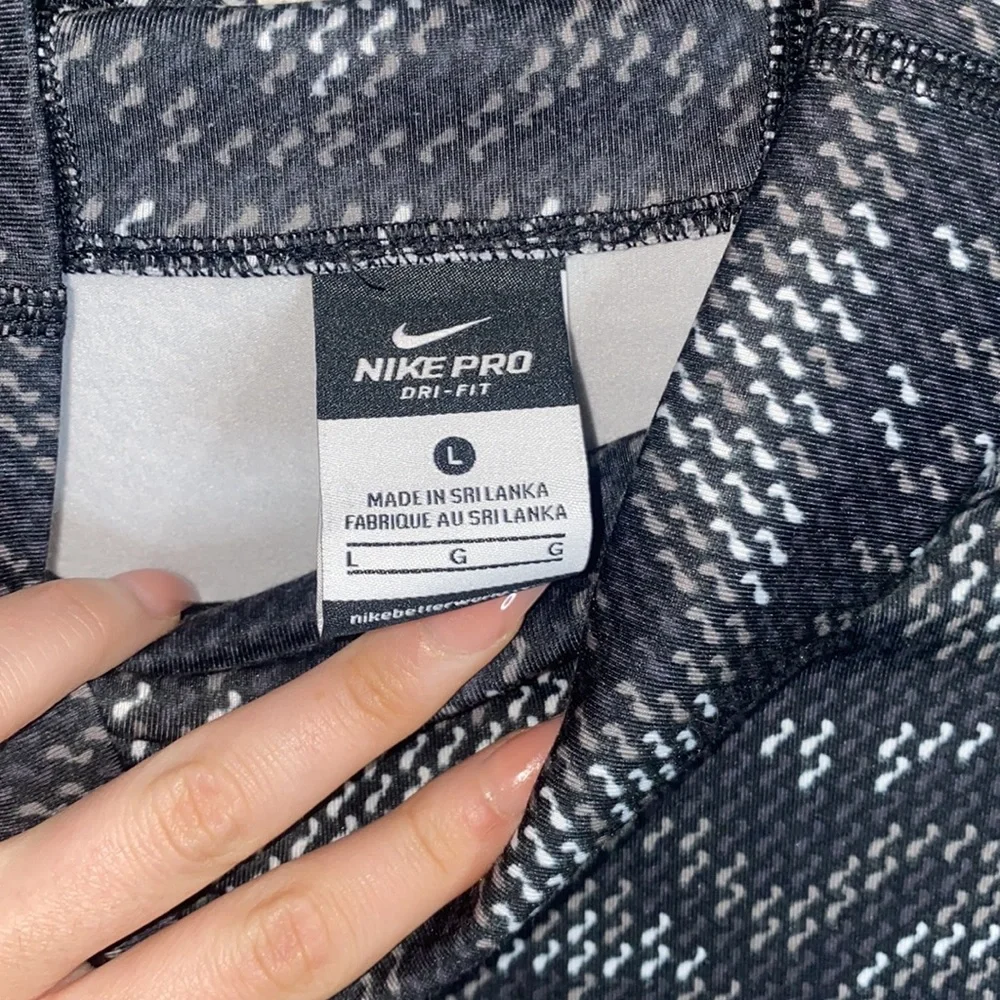 🎱Grey, black and white patterned long sleeved Nike Dri-fit! - Picture 6 of 9